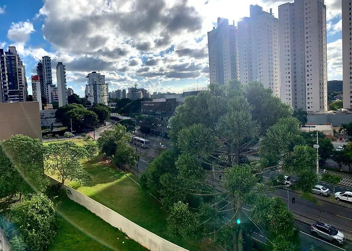 505 - Lindo, amplo e decorado, mobiliario moderno, cozinha completa com utensílios, Excelente vista da cidade e localização privelegiada no bairro Bigorrilho proxímo de shopping e parques